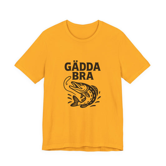 Gädda Bra T-Shirt – Fisketryck med Hoppande Gädda (Sportfiske)