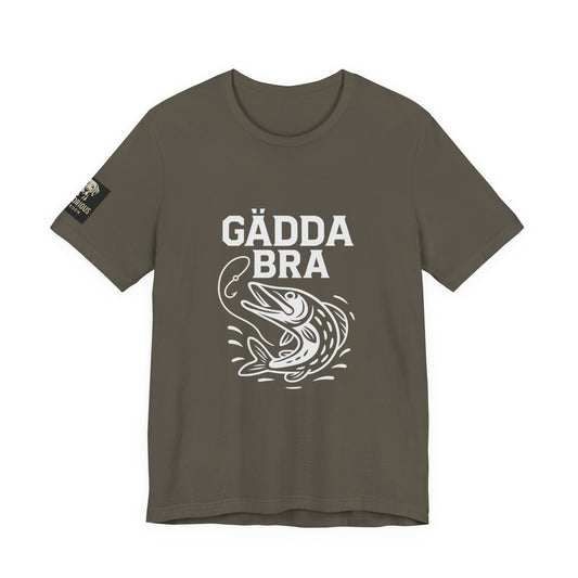 Gädda Bra T-Shirt – Fisketryck med Hoppande Gädda (Sportfiske)